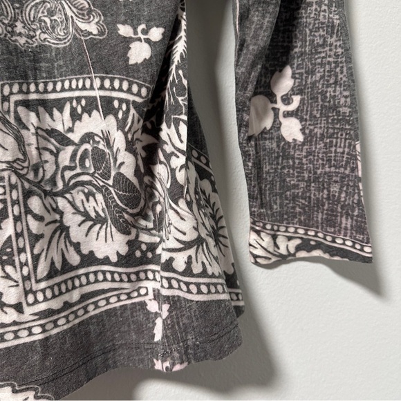 Y2K M by AMOUR Gray White Floral Embellished V-Neck Long Sleeve Top Size Small - Picture 9 of 13